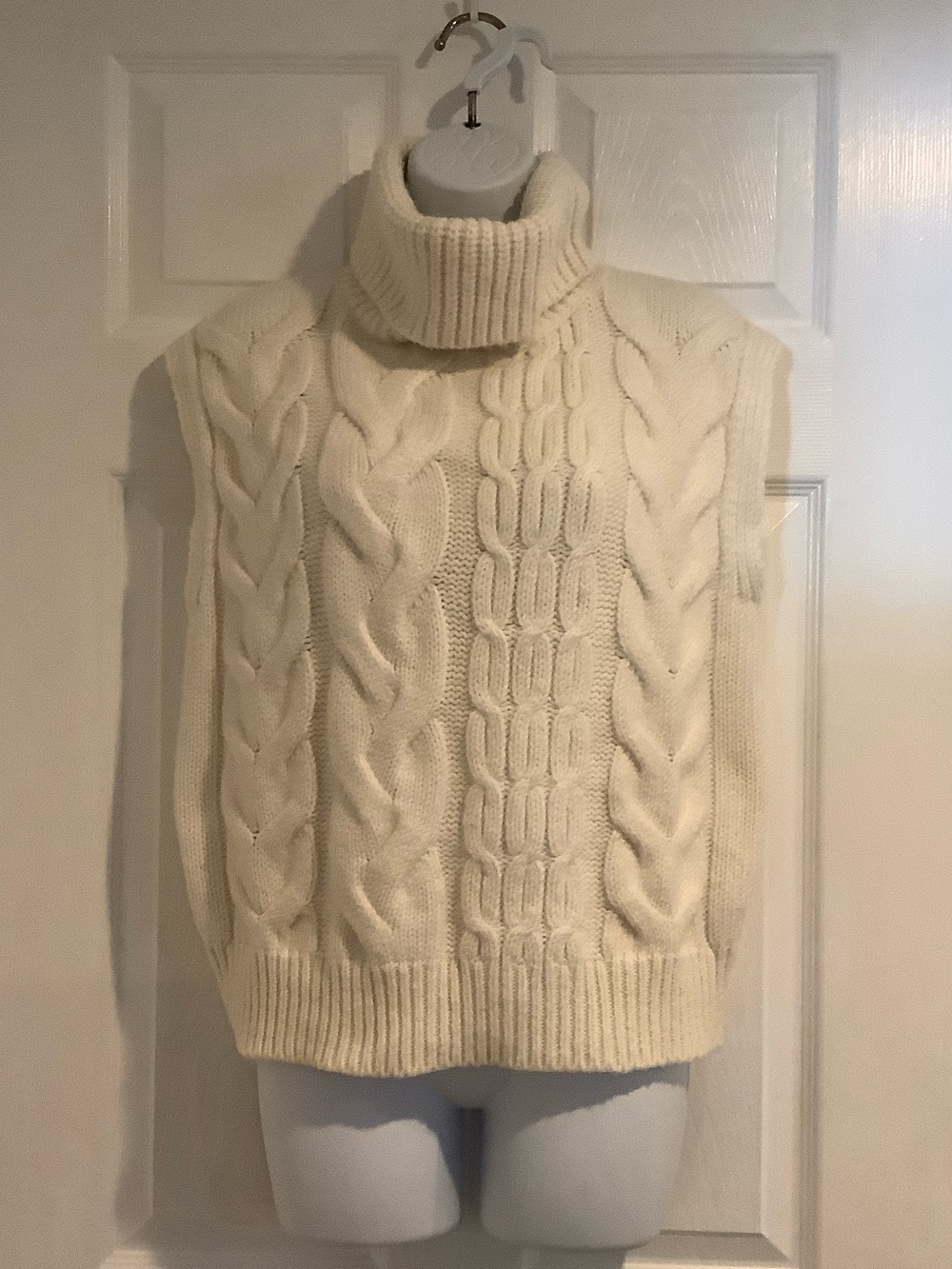 EXPRESS Off White Chunky Cableknit Turtleneck Fisherman Sleeveless Sweater L